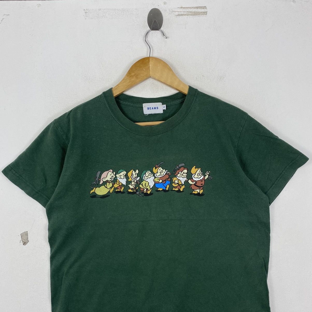 Disney Disney x Beams Seven Dwarfs Graphic Tee Green Size S Size US S / EU 44-46 / 1 - 3 Thumbnail