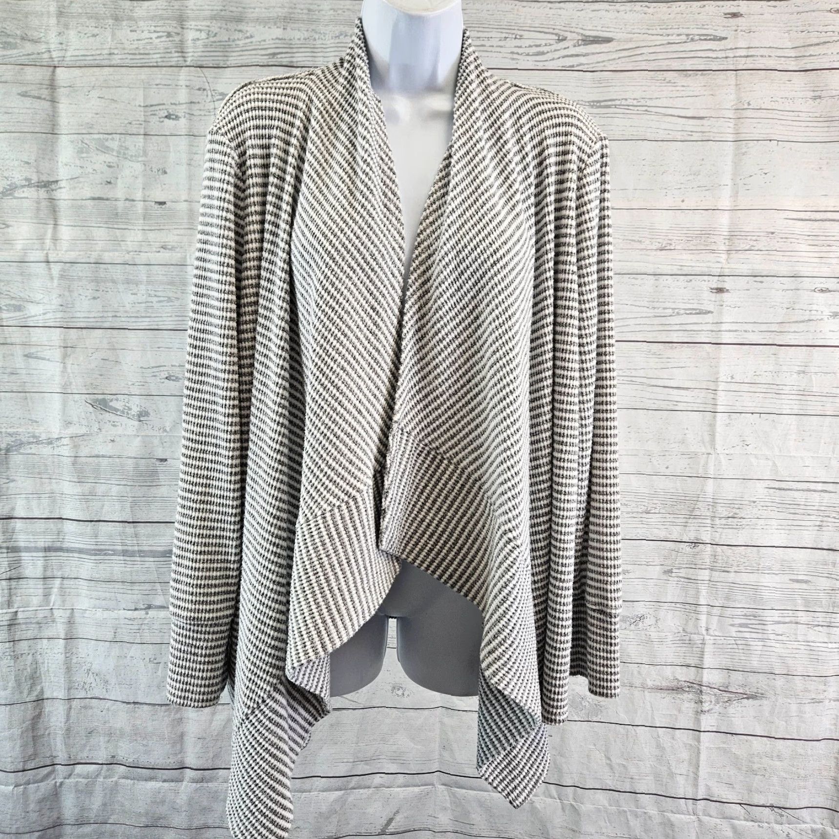 Vintage Chico's Zenergy Cardigan Womens L Gray White Stripe Long Sleeve Shirt Size L / US 10 / IT 46 - 2 Thumbnail