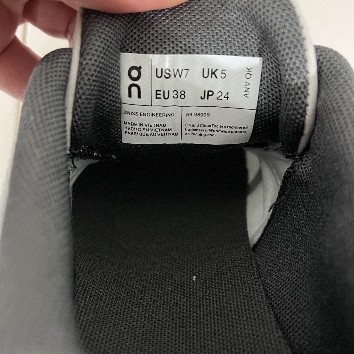 On On Cloud 5 Grey White Women Running Shoes size US 7 EU 38 Size US 7 / IT 37 - 8 Thumbnail