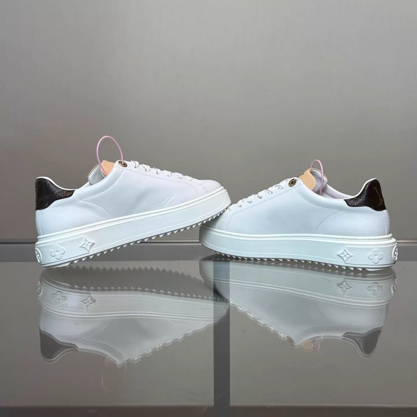 Louis Vuitton LV Time Out Monogram Charm White Sneakers EUR 37.5 Size US 7 / IT 37 - 6 Thumbnail