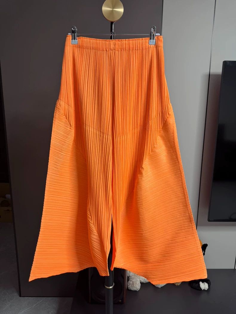 Issey Miyake size:3 Orange pleated trousers