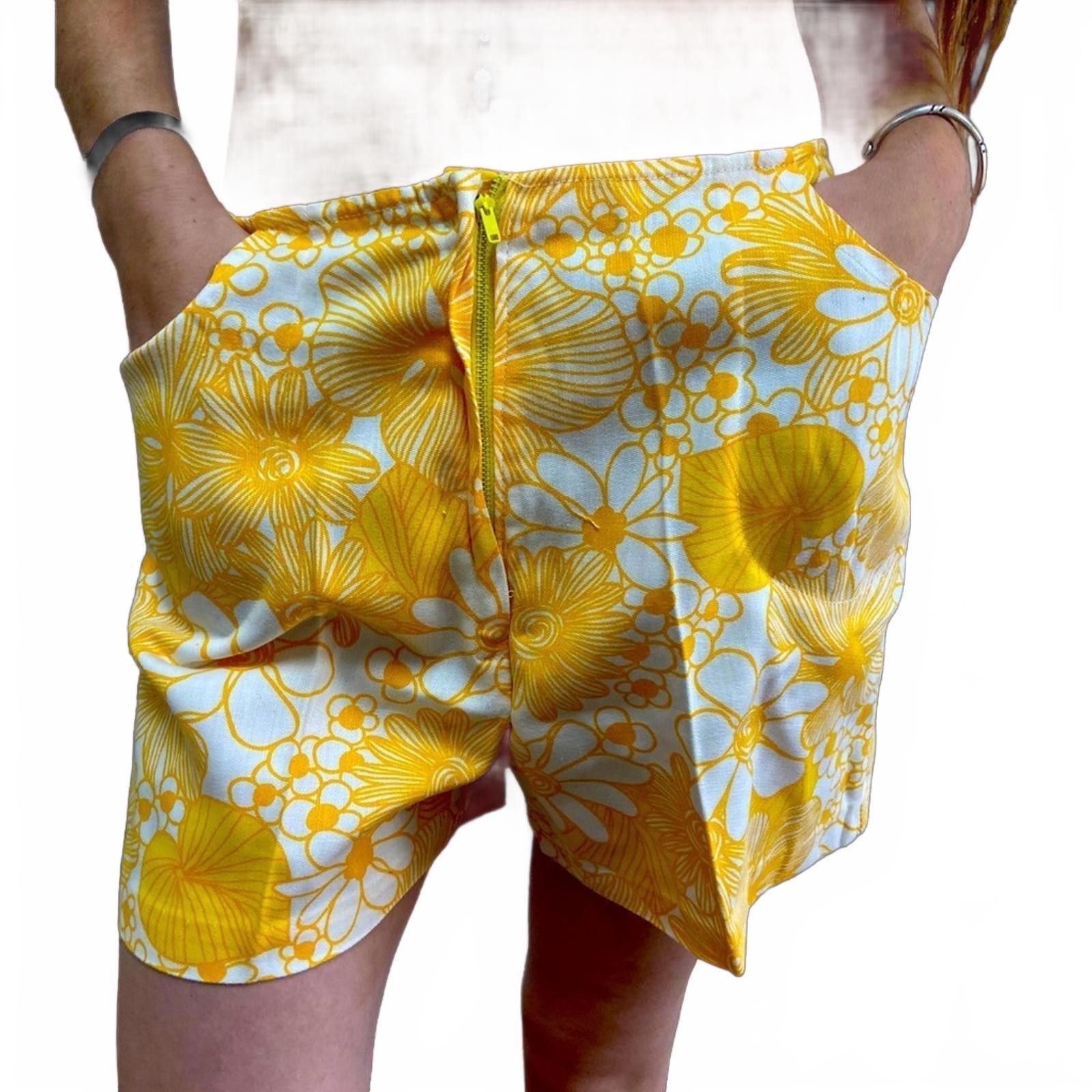 Vintage 60s Handmade High Waisted Cotton Shorts Yellow Floral Print Size 28" / US 6 / IT 42 - 1 Thumbnail