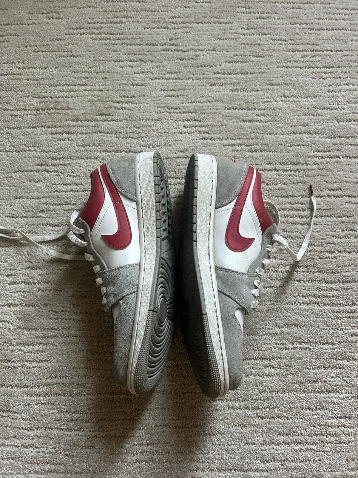 Jordan Brand Jordan 1 low se Light smoke grey Gym red Size US 10.5 / EU 43-44 - 2 Thumbnail
