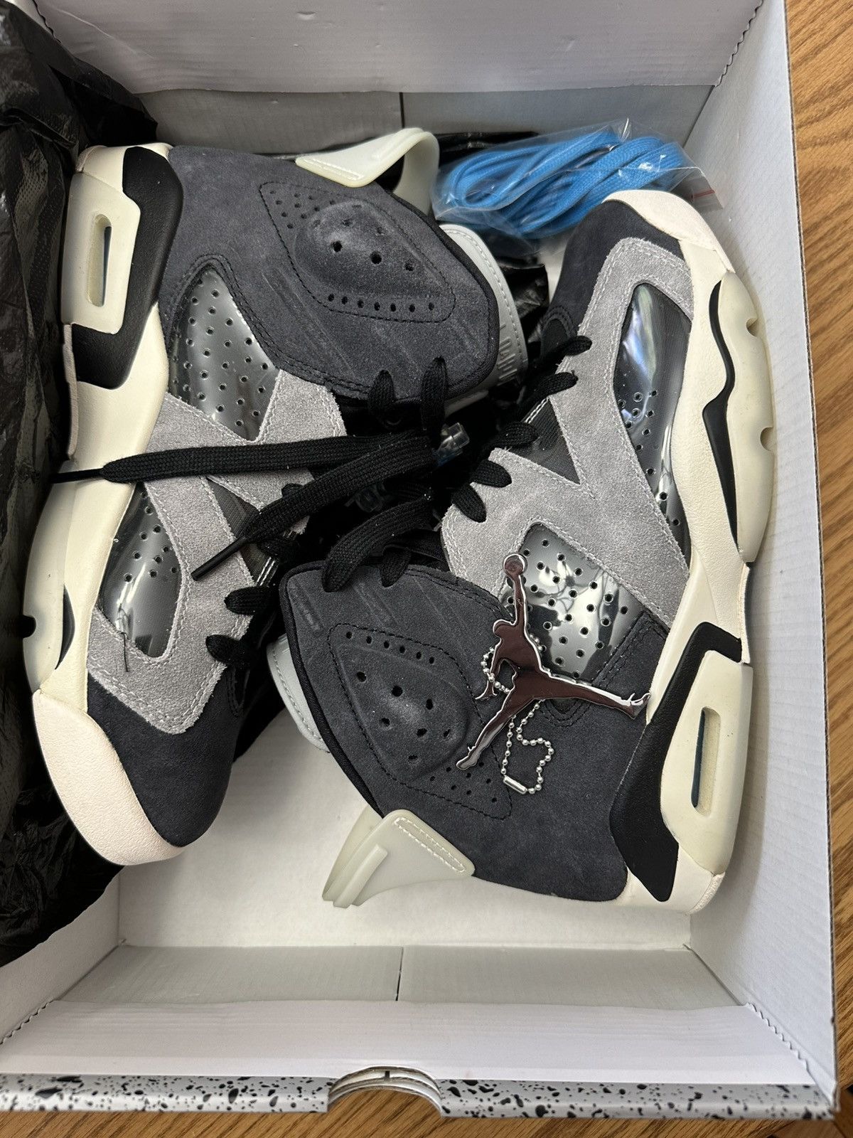 Jordan Brand × Nike Women’s Air Jordan 6 Retro Size US 7 / IT 37 - 2 Thumbnail