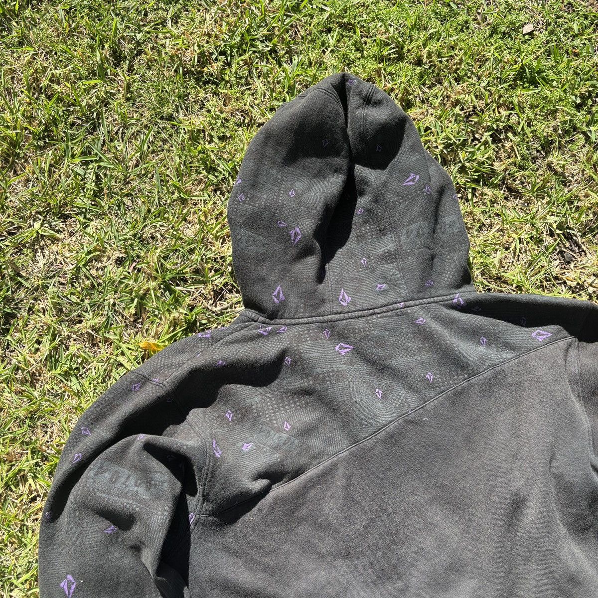 Volcom 2000s faded black Volcom zip up hoodie with purple accents Size US M / EU 48-50 / 2 - 4 Thumbnail
