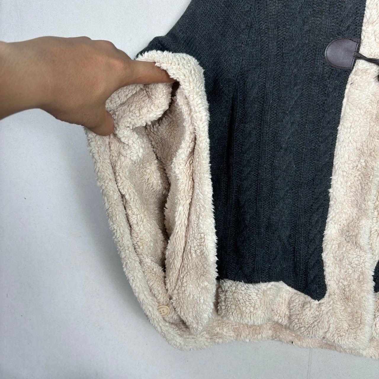 Japanese Brand Japanese Ho Jean Faux Fur Hooded Poncho Capes Cloak L Size US L / EU 52-54 / 3 - 4 Thumbnail