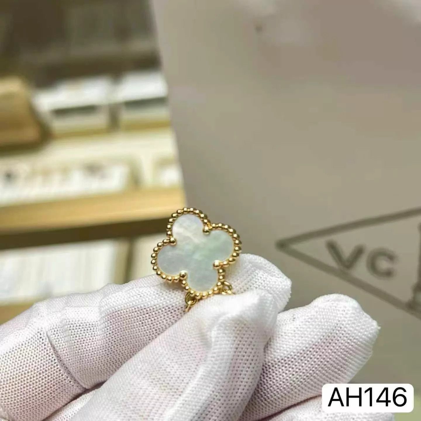 Van Cleef & Arpels VCA 4LC White MOP Medium Necklace 24 (Box,Cards,DustBag) Size ONE SIZE - 5 Thumbnail