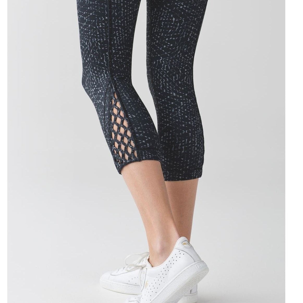 Lululemon EUC Lululemon True Self Crop II Pants Sz. 6 Battleship Black Size 28" / US 6 / IT 42 - 7 Thumbnail