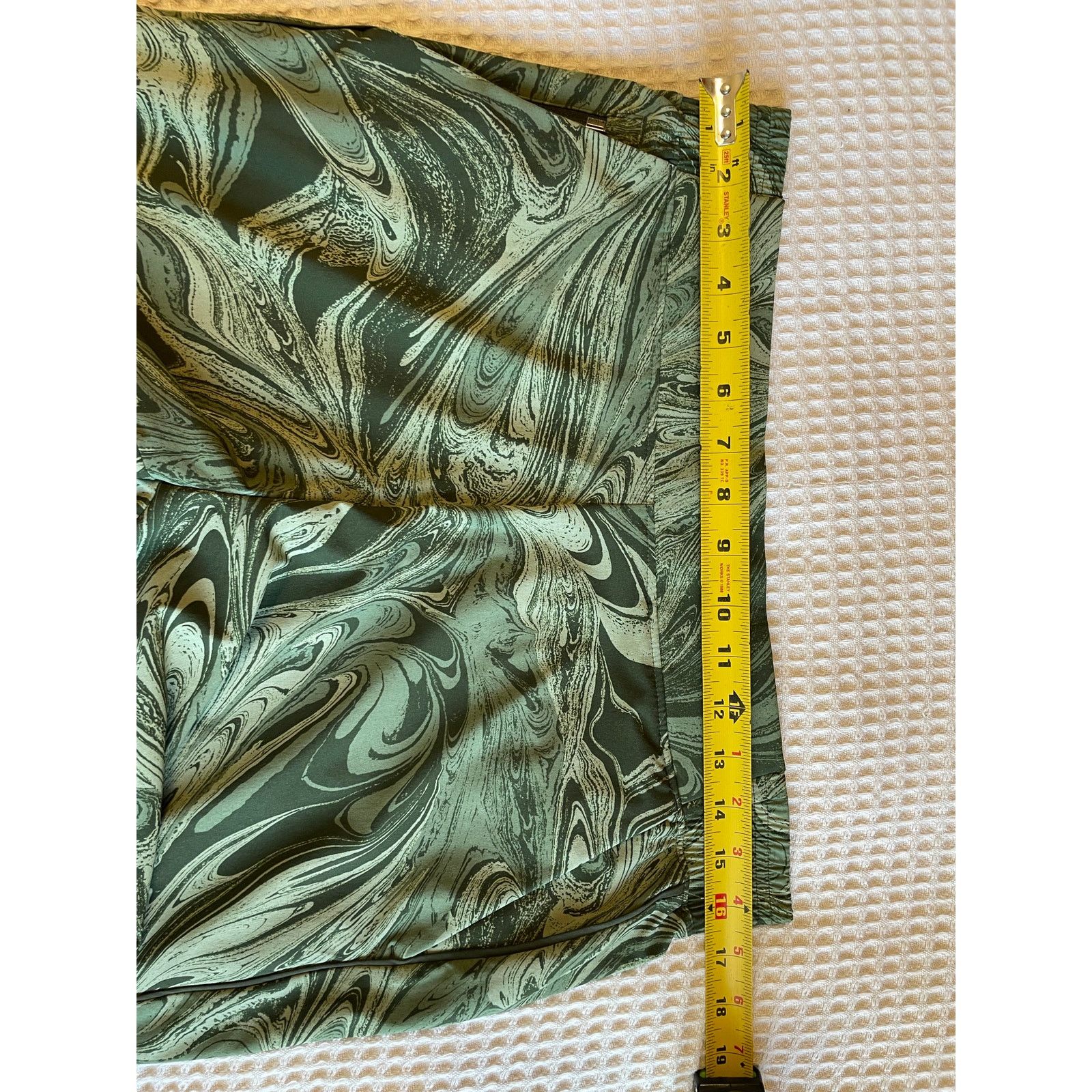 Athleta Athleta Brooklyn Green Marble Print Bermuda Long Shorts 12T Size 34" / US 12 / IT 48 - 7 Thumbnail