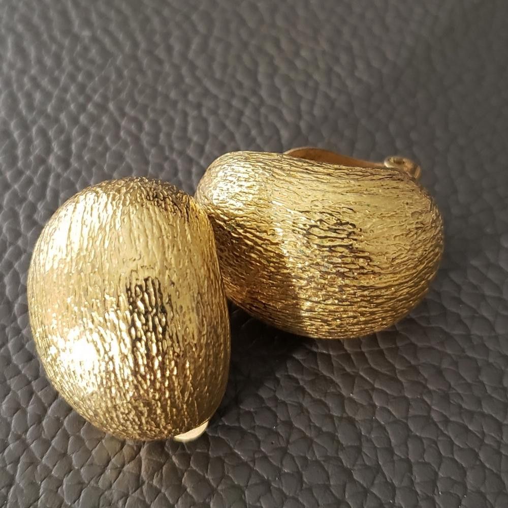 Designer Vintage Gold tone Scoop Clip Earring Size ONE SIZE - 1 Thumbnail