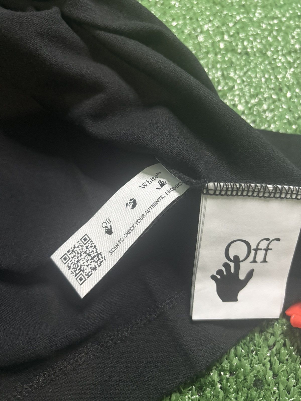 Off-White Off White Spray Helvetica Tee Size US M / EU 48-50 / 2 - 5 Thumbnail