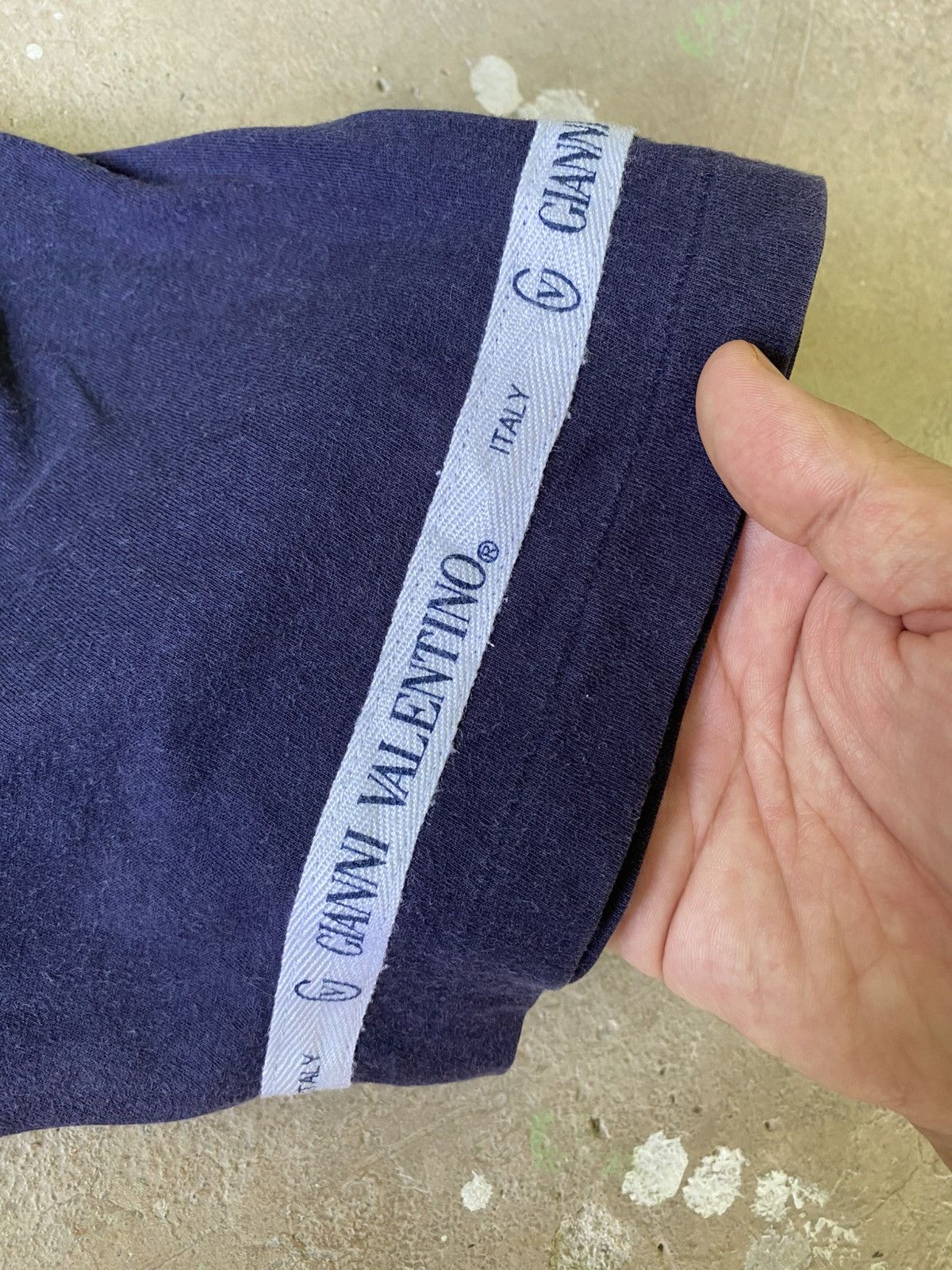 Gianni Valentino Vintage Gianni Valentino Navy Tape Pocket V Neck Tee Size US S / EU 44-46 / 1 - 5 Thumbnail