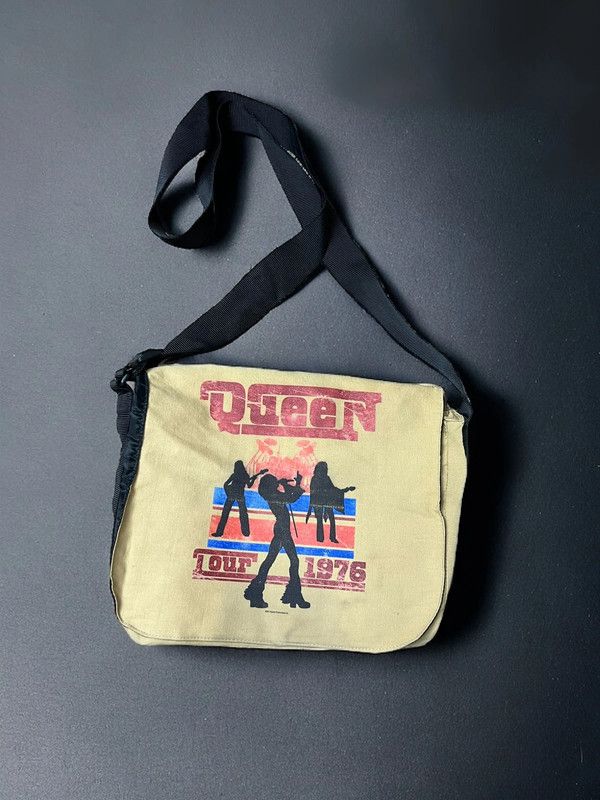 Band Tees × Vintage Vintage Cream Shoulder Bag Queen Tour 1976 @2011 Size ONE SIZE - 1 Thumbnail