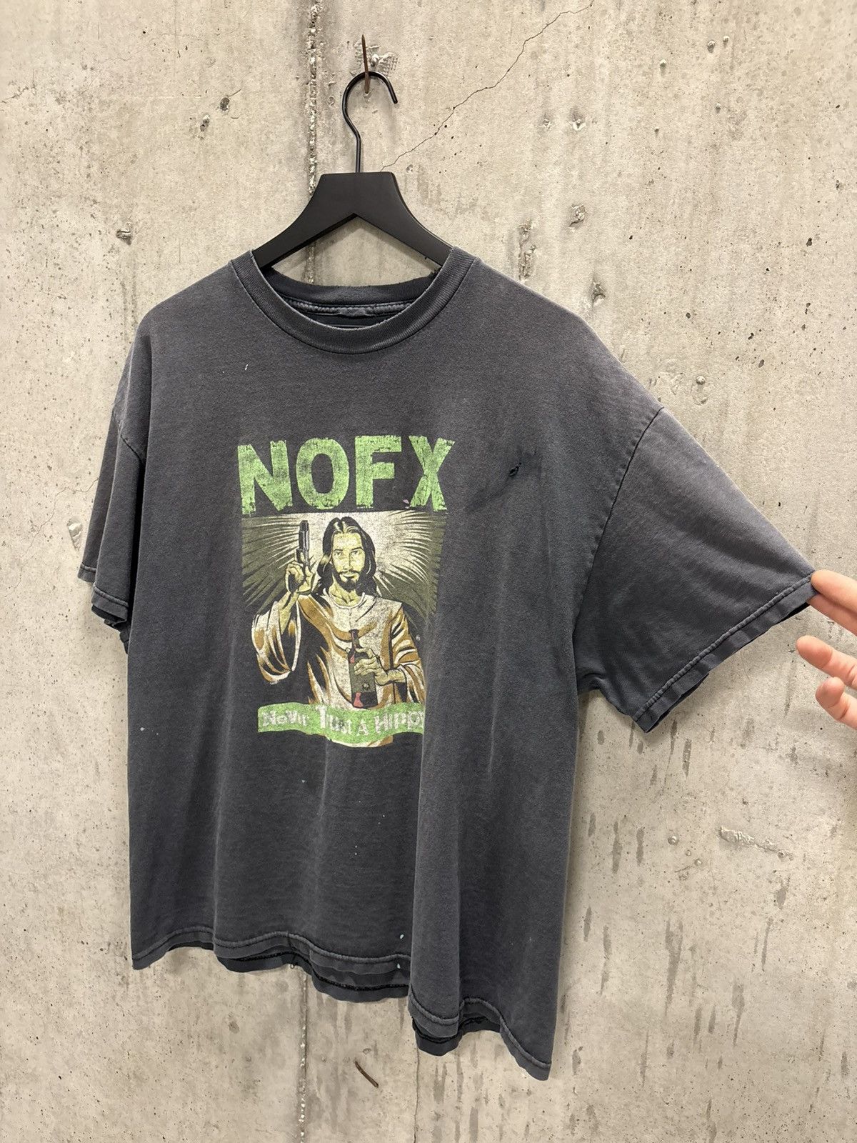 Band Tees Vintage NOFX Never Trust Shirt Thrashed Faded Distressed Size US XL / EU 56 / 4 - 3 Thumbnail