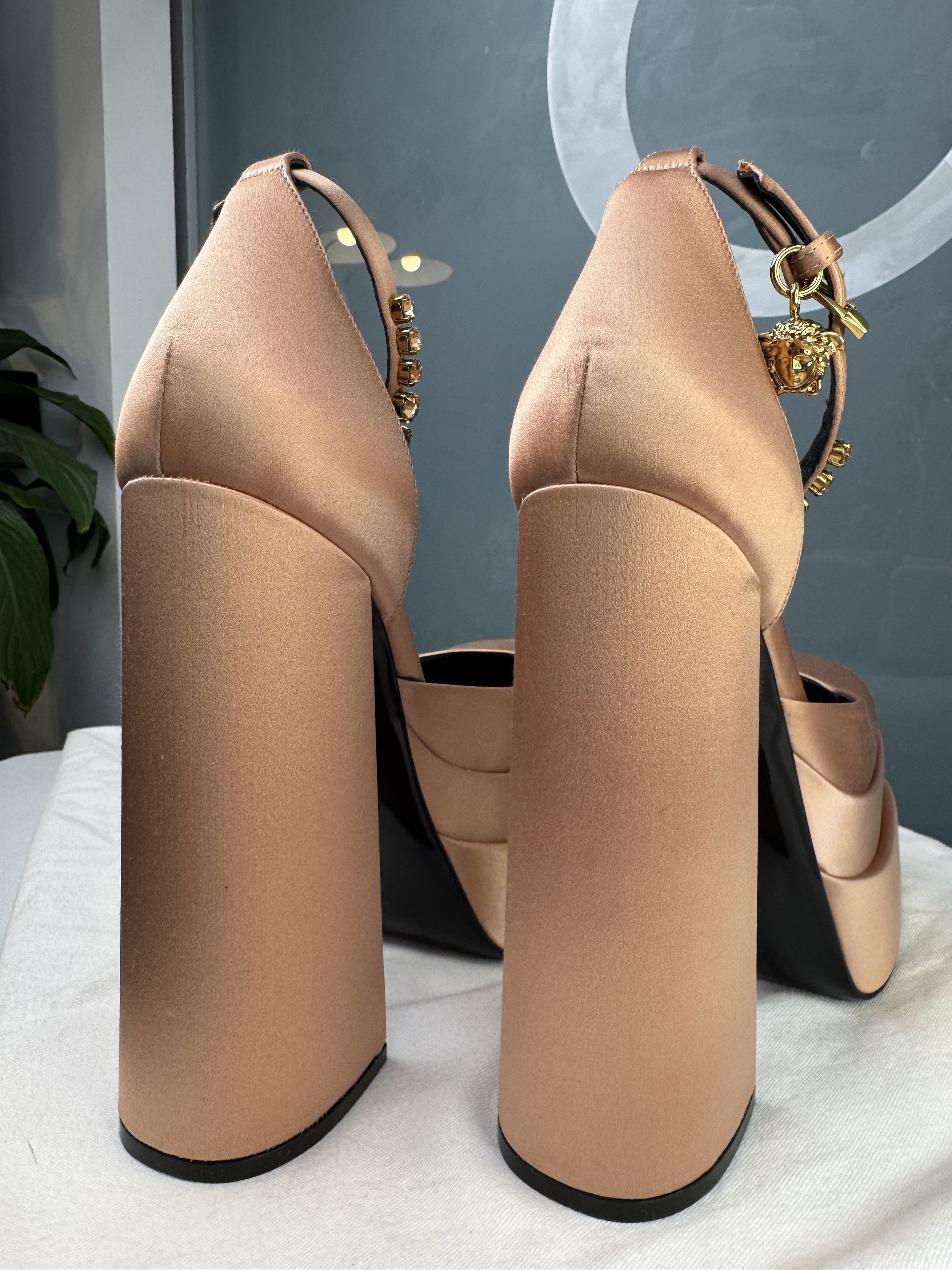 Versace Versace Pink Satin Medusa Platforms Size US 8.5 / IT 38.5 - 9 Thumbnail