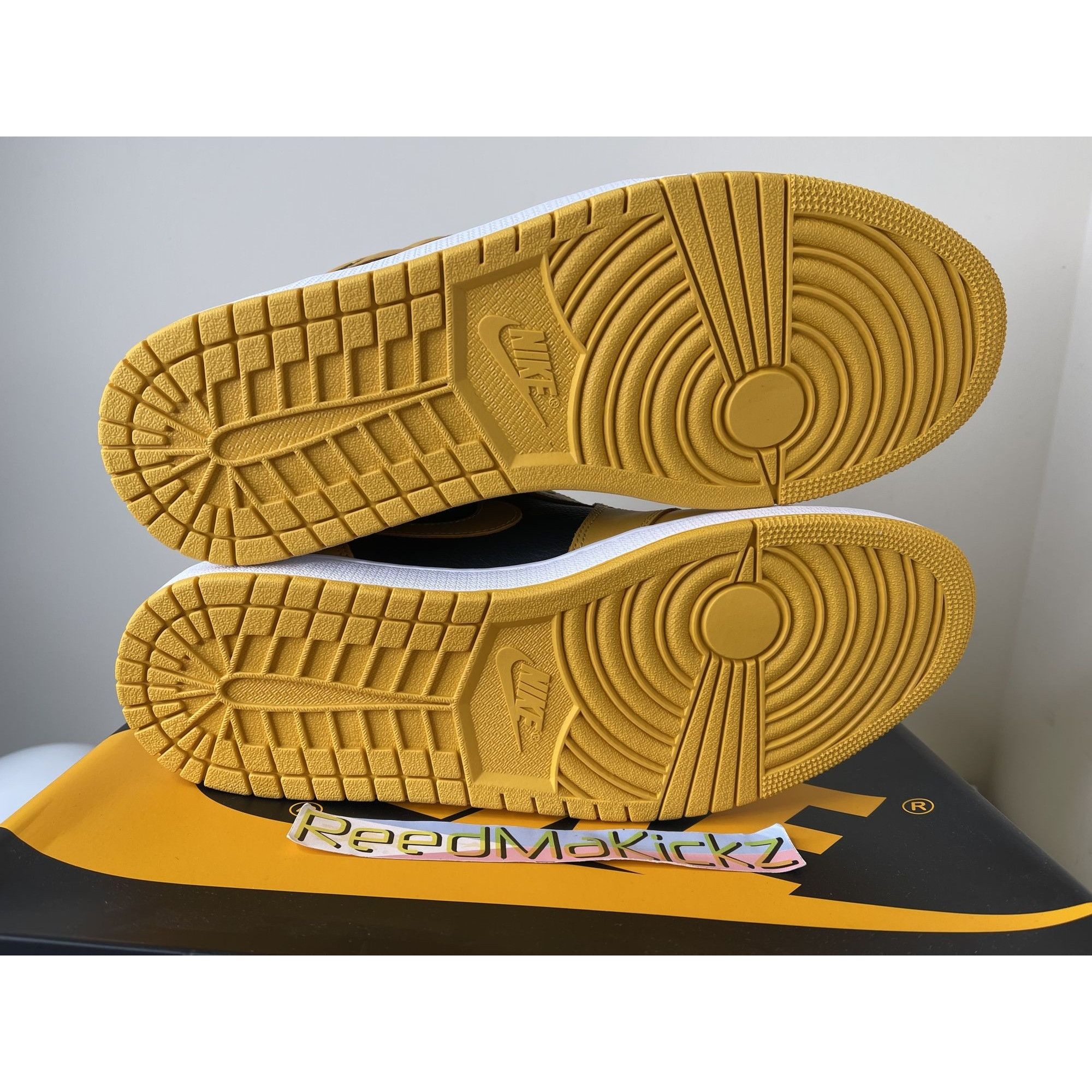 Jordan Brand Jordan 1 Retro High OG Pollen Black Yellow Mens 11.5us Size US 11.5 / EU 44-45 - 5 Thumbnail