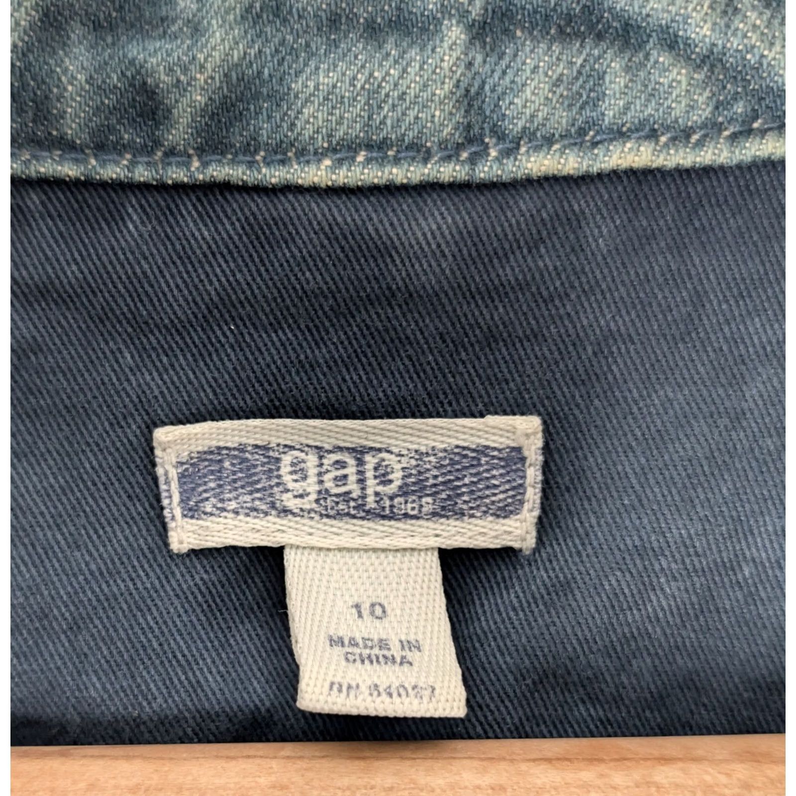 Gap VINTAGE Gap Denim Jacket Asymmetric Moto Zip Biker 2002 10 Medium Wash Blue Womens Jacket Gap Denim 2002 Spring 2002 Collection Size L / US 10 / IT 46 - 4 Thumbnail