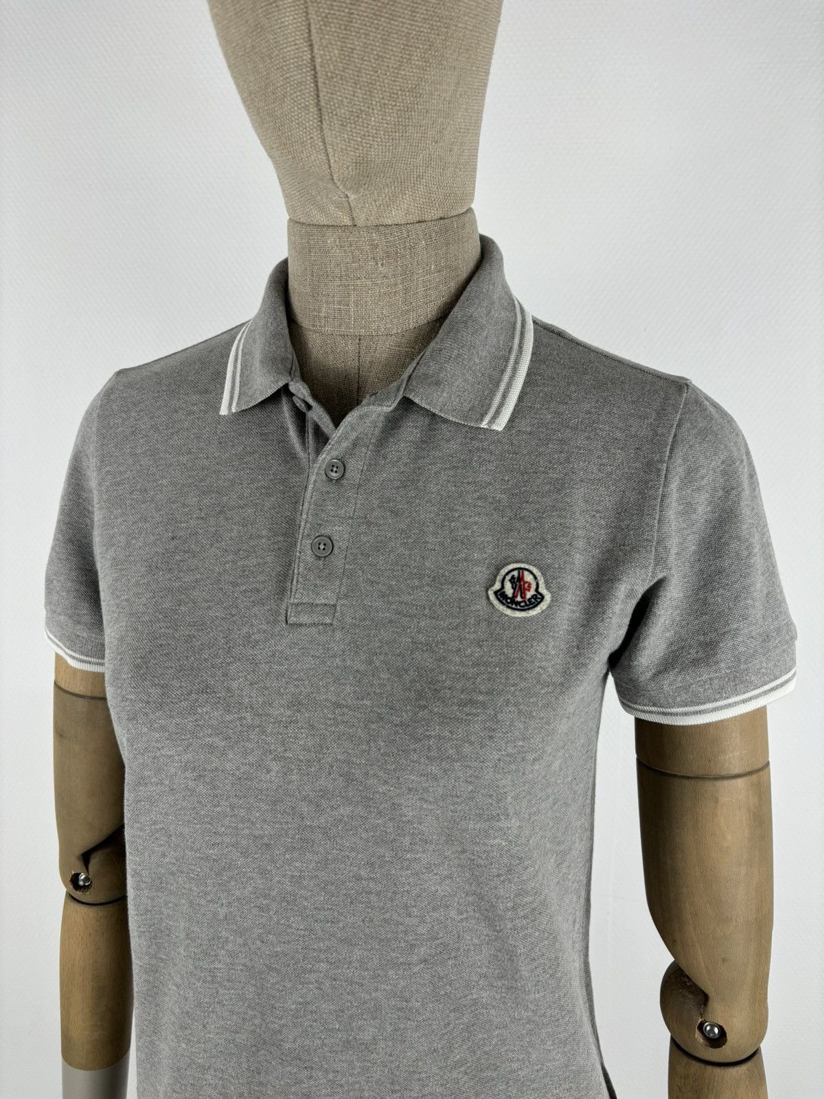 Moncler Women's Gamme Bleu MAGLIA Manica Corta Polo Grey Cotton Patch Logo Buttons T-Shirt Size ONE SIZE - 10 Thumbnail