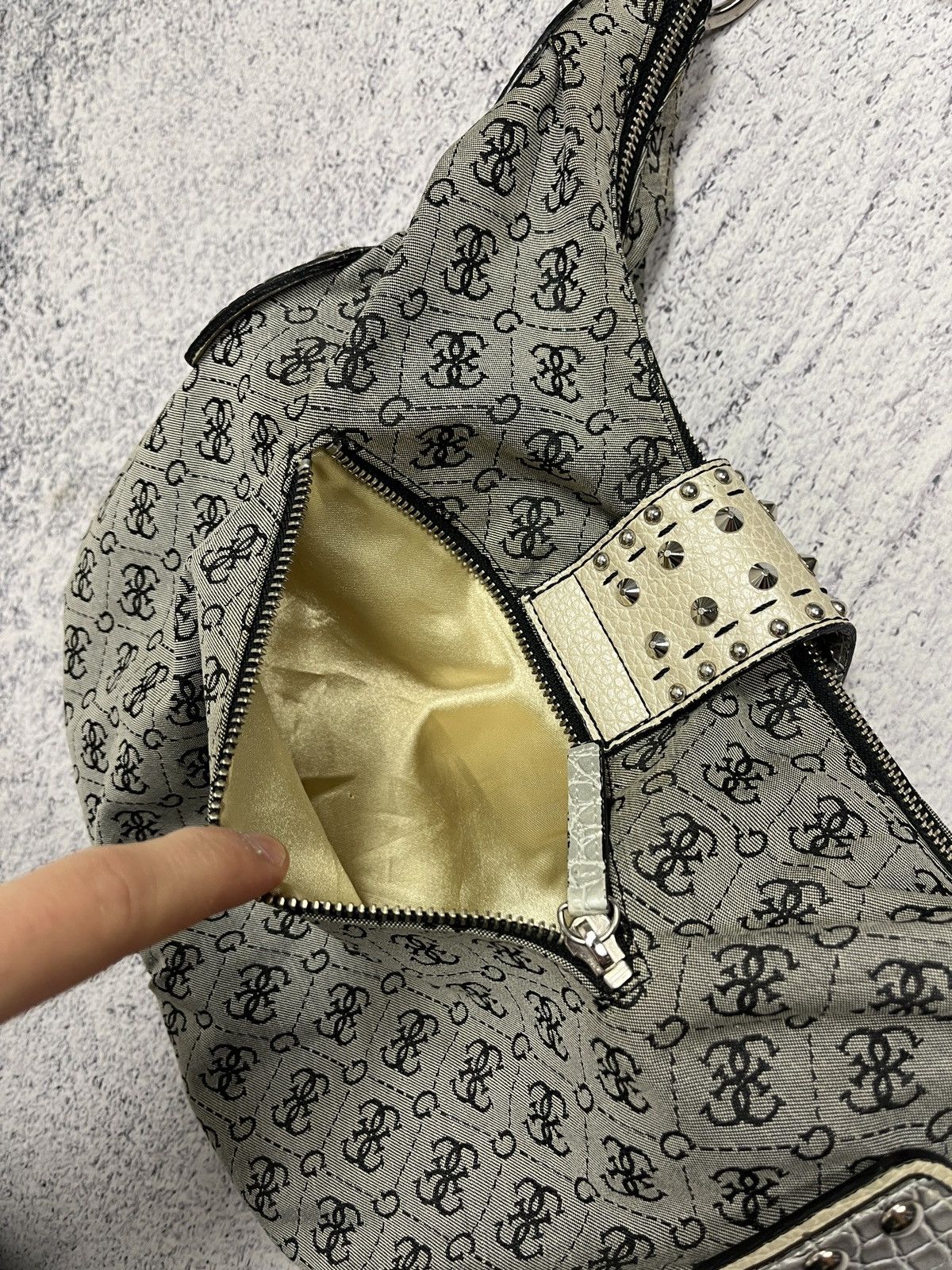 Guess Vintage Guess Monogram Y2K Shoulder Bag Hype Streetwear Size ONE SIZE - 22 Thumbnail