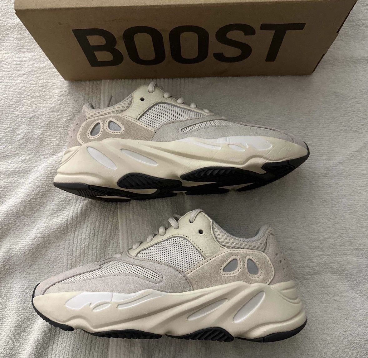 Yeezy Yeezy 700 ‘Analog’ Size US 7 / EU 40 - 2 Thumbnail