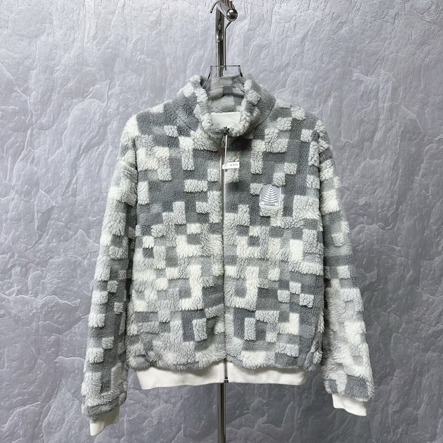 Louis Vuitton louis vuitton gray and white teddy coat Size US M / EU 48-50 / 2 - 1 Thumbnail