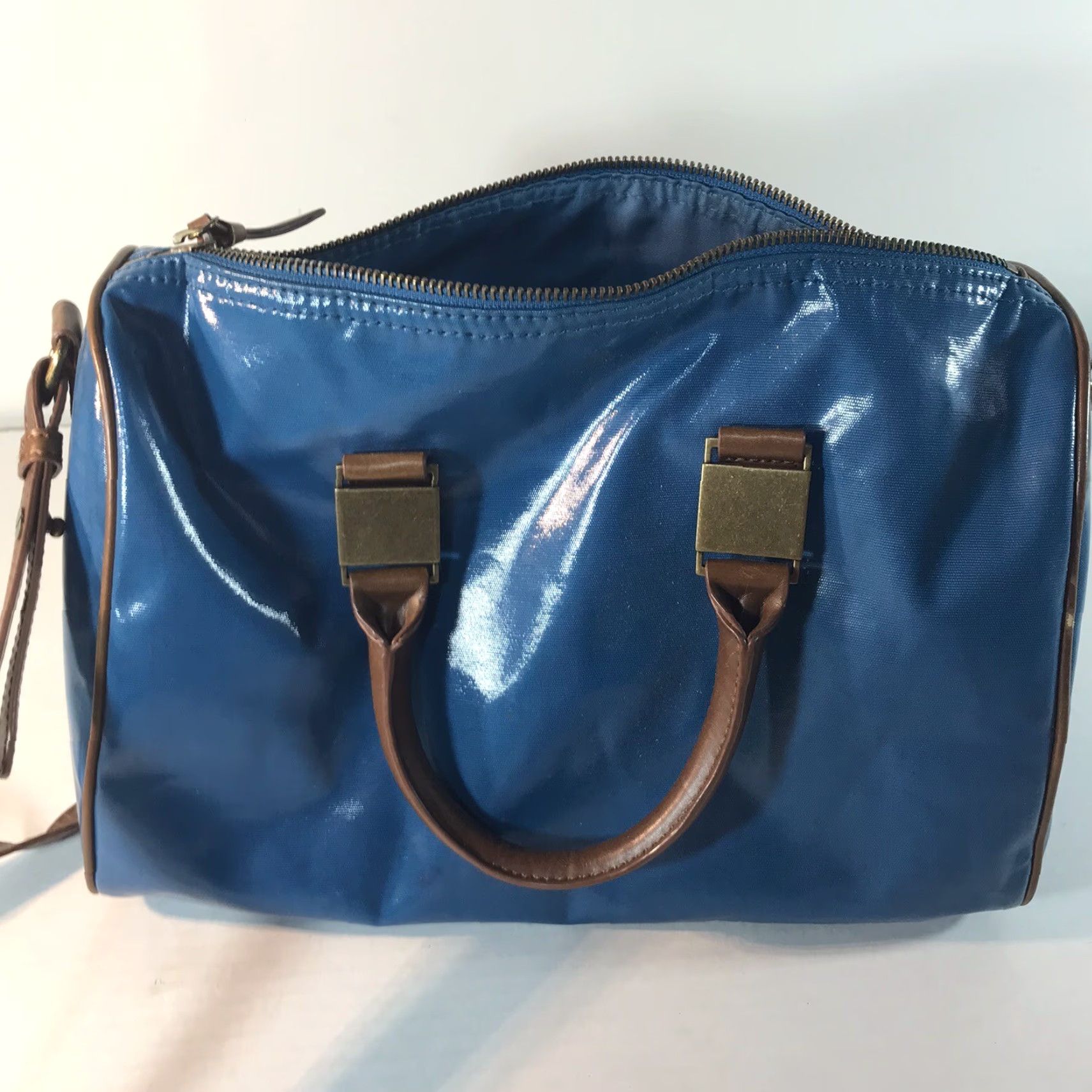 Vintage SIMPLY VERA VERA WANG Crossbody Shoulder Bag Medium Bright Blue Nylon with Brown Leather Trim, Gold Hardware - Womens Size ONE SIZE - 4 Thumbnail