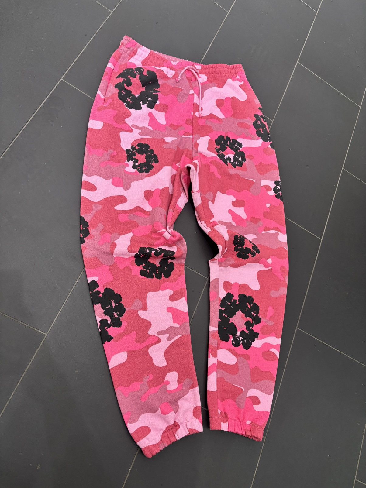 DENIM TEARS Denim Tears Wreath Sweatpants ‘Pink Camo’ Size US 34 / EU 50 - 2 Thumbnail