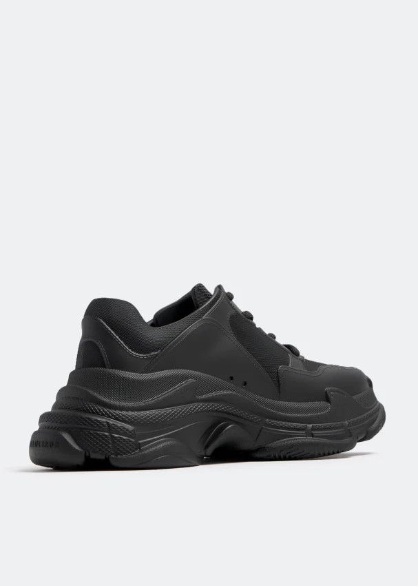 o1s1wg110724 Triple S Sneakers in Black