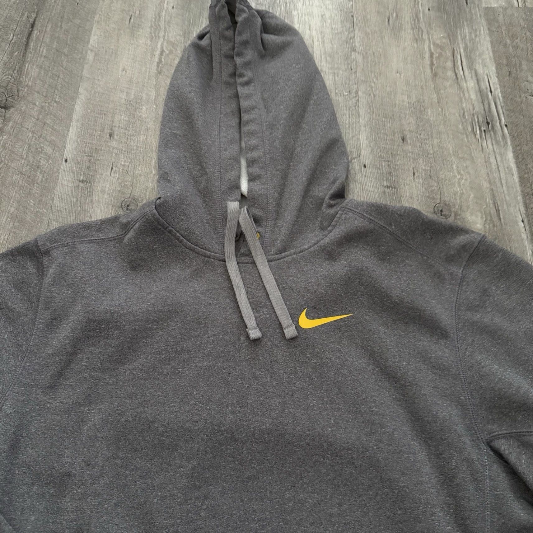Nike VINTAGE Nike Livestrong Hoodie Mens L Gray Pullover Fleece Athletic Armstong Lite Size US L / EU 52-54 / 3 - 8 Thumbnail