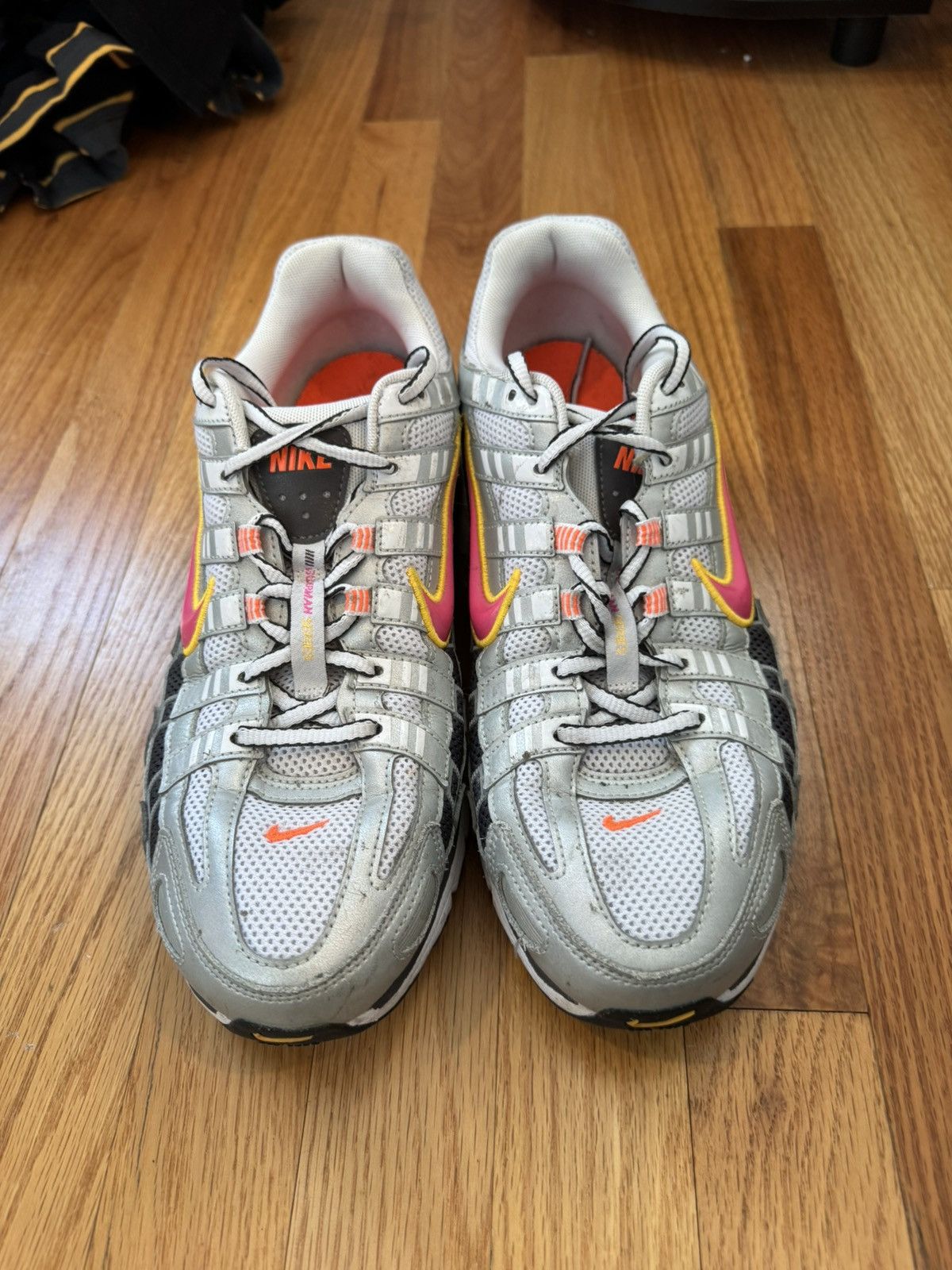 Nike WOMEN'S P-6000 - WHITE/LASER FUCHSIA/METALLIC SIZE 12 Size US 12 / IT 42 - 2 Thumbnail