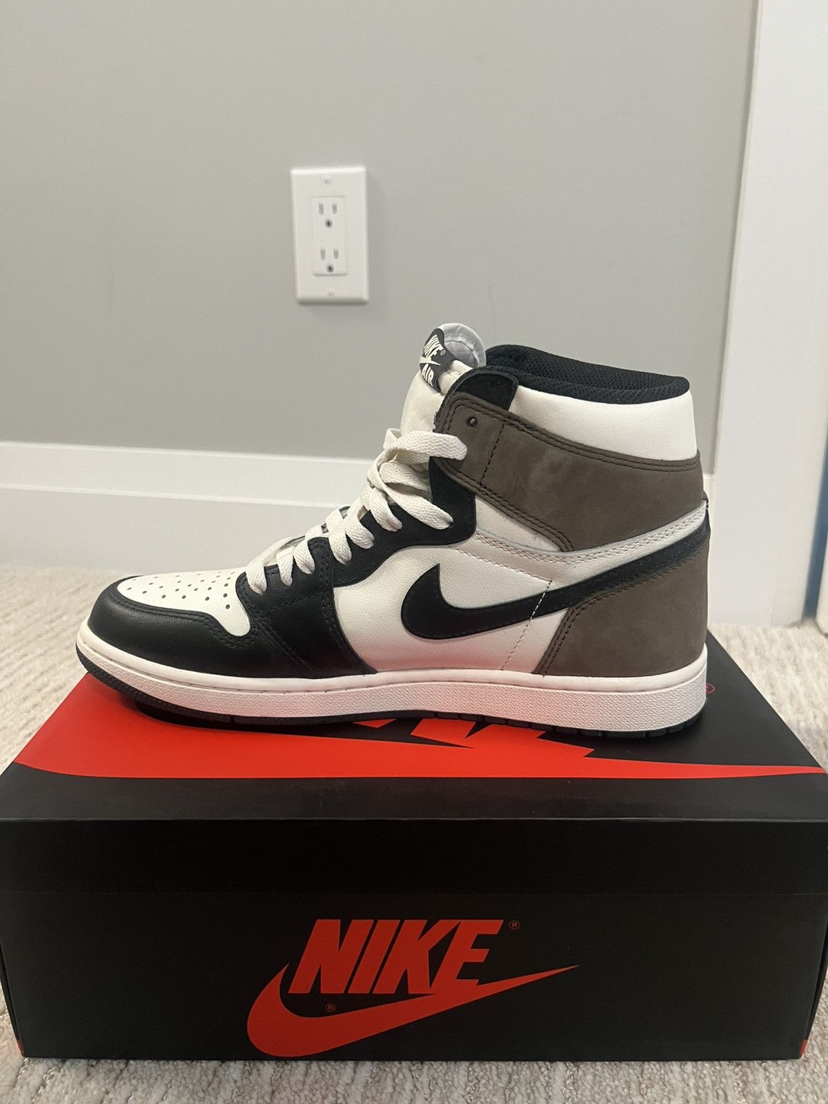 Nike Jordan 1 Retro High Dark Mocha Size US 9.5 / EU 42-43 - 7 Thumbnail
