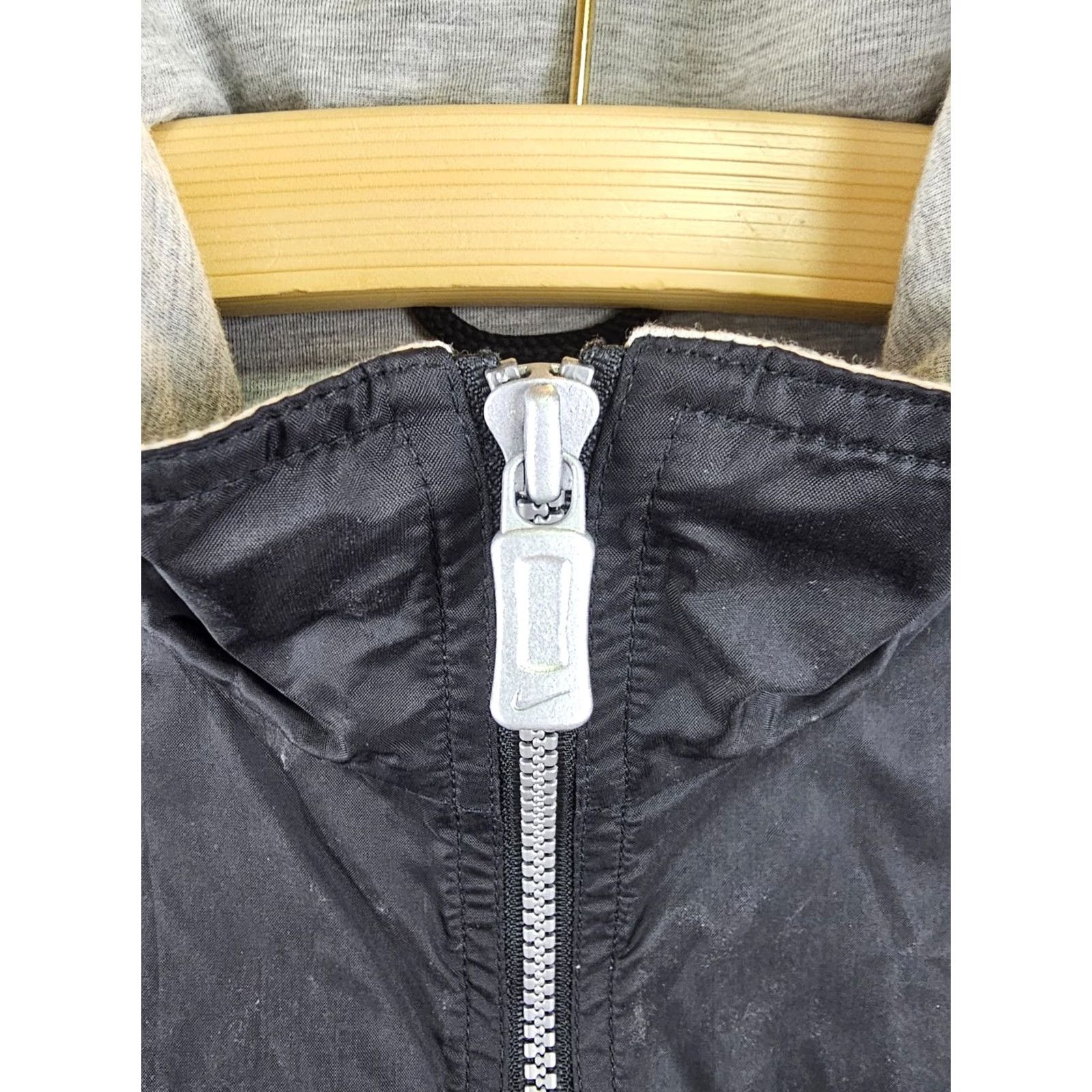 Nike VINTAGE Nike Windbreaker Jacket Black SZ LARGE 90's Swoosh Windbreaker Mens Jacket Black 27" Top to Bottom 23" Cross Shoulder 25" Shoulder to Cuff Size US L / EU 52-54 / 3 - 2 Thumbnail