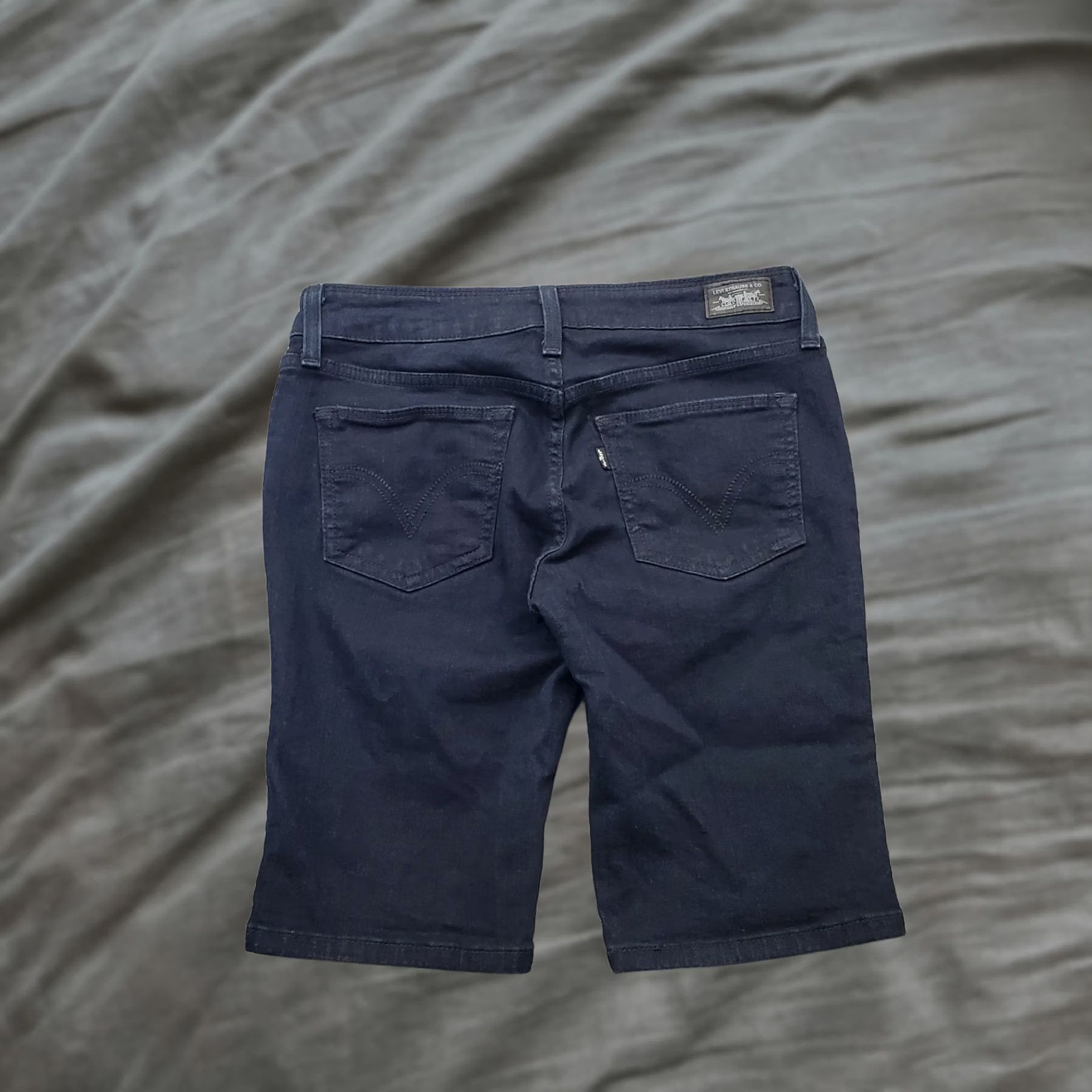 Levi's Levi's Womens 9 Blue Denim Dark Wash 5-Pocket Bermuda Shorts Size 30" / US 8 / IT 44 - 1 Thumbnail
