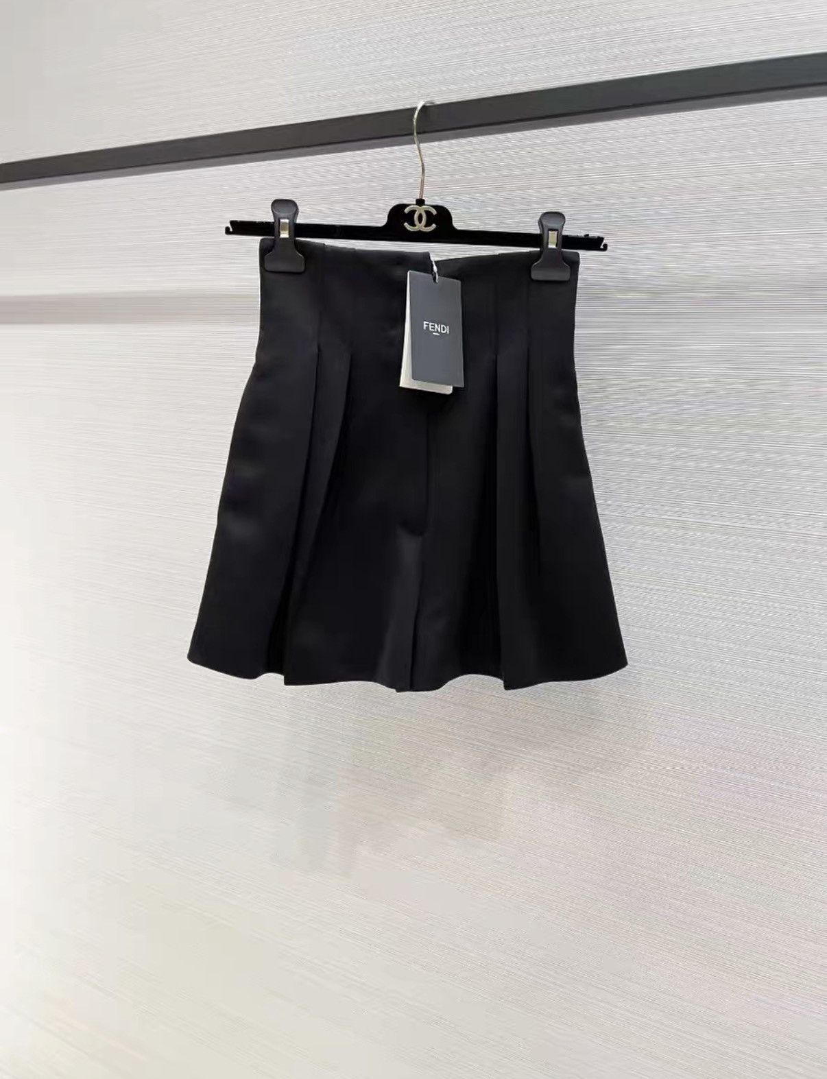 Fendi Fendi Classic Black High-Waisted Women's Shorts J33 Size 26" / US 2 / IT 38 - 1 Thumbnail