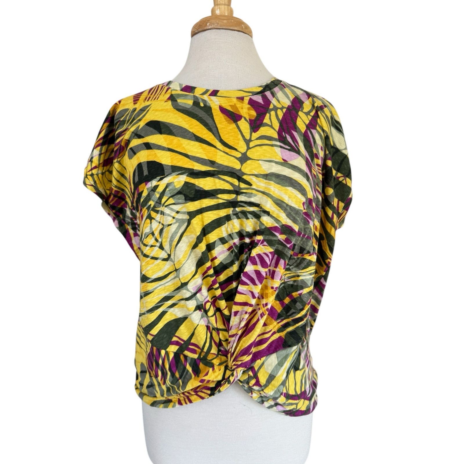 Chicos CHICOS Tropical Leaf Print Knot Front Tee Size Medium (1) Size M / US 6-8 / IT 42-44 - 1 Thumbnail