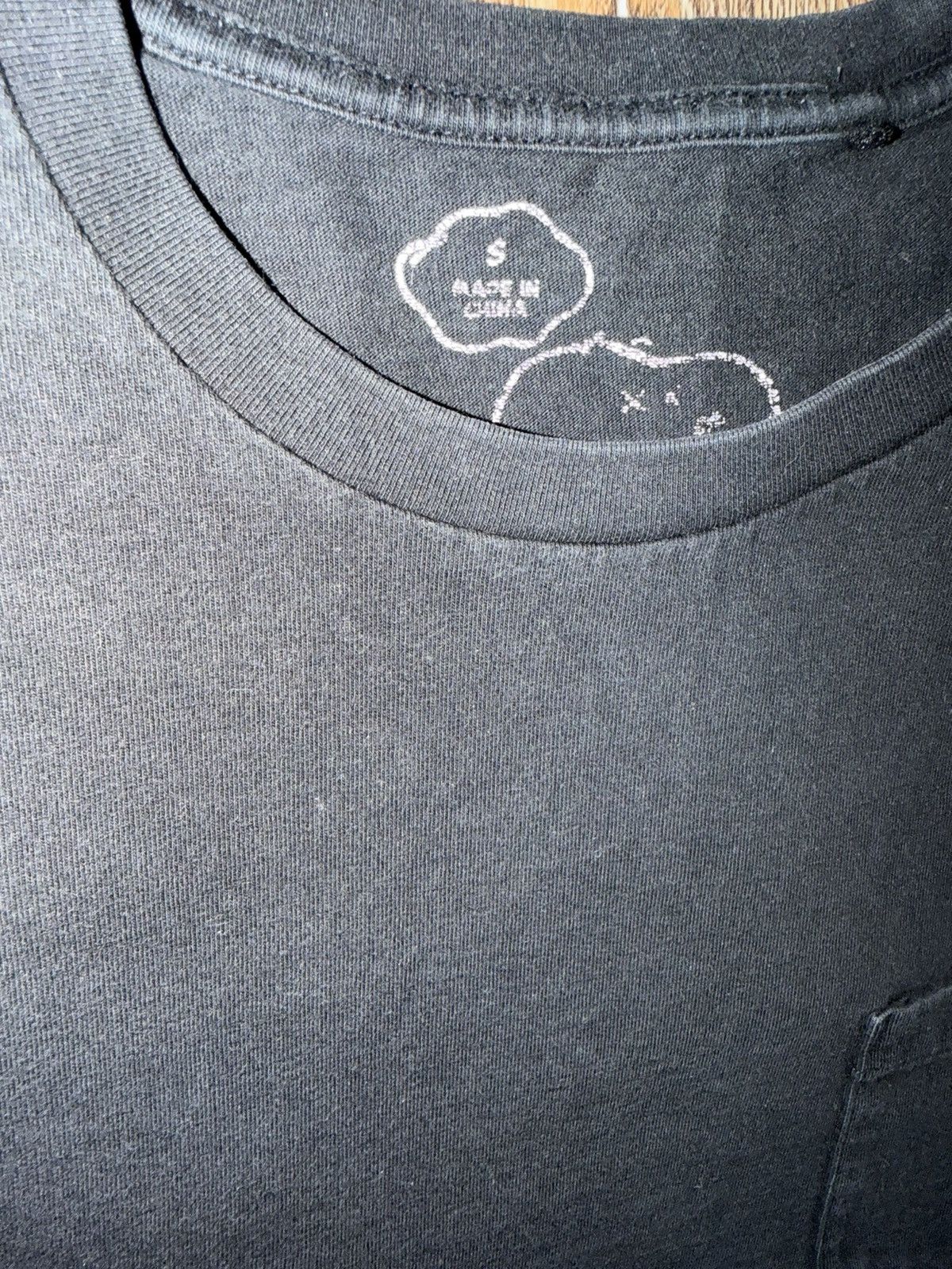 Kaws Kaws x Peanuts snoopy embroidered patch logo pocket t-shirt Size US S / EU 44-46 / 1 - 5 Thumbnail