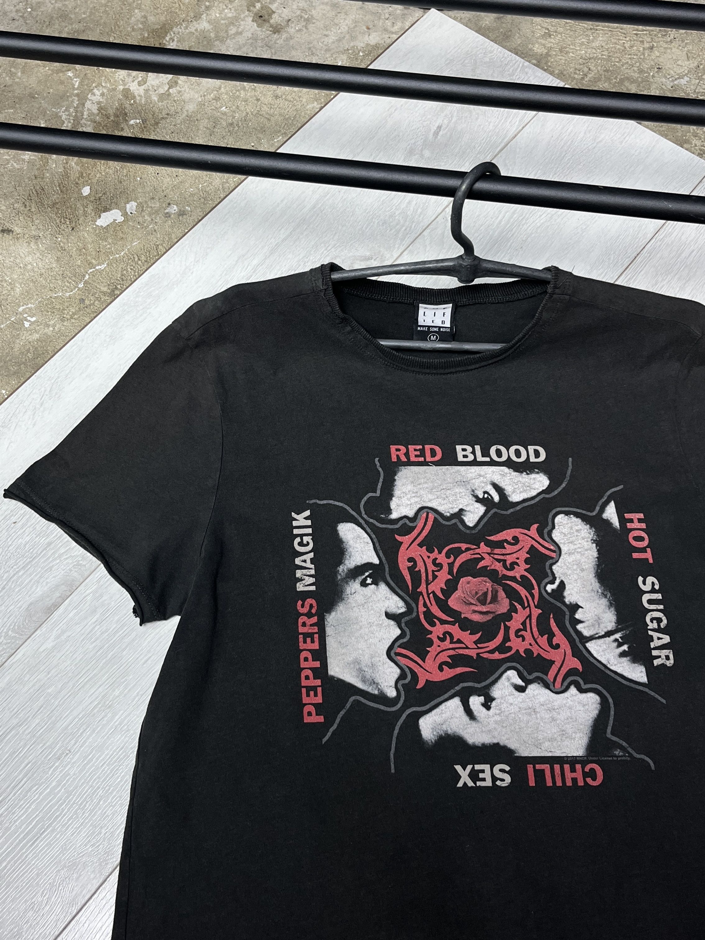 Vintage 2000s RHCP "BLOOD SUGAR SEX MAGIK" TEE - № 981 Size US M / EU 48-50 / 2 - 3 Thumbnail