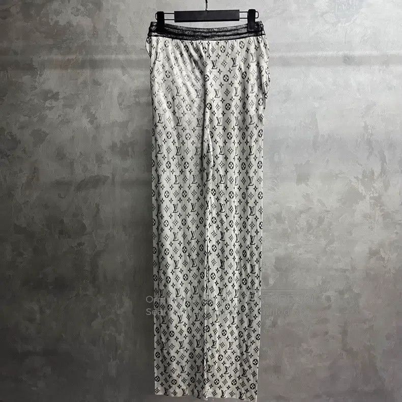 Louis Vuitton Louis Vuitton size m Variegated jacquard silk-blend straigh Size US 28 / EU 44 - 2 Thumbnail