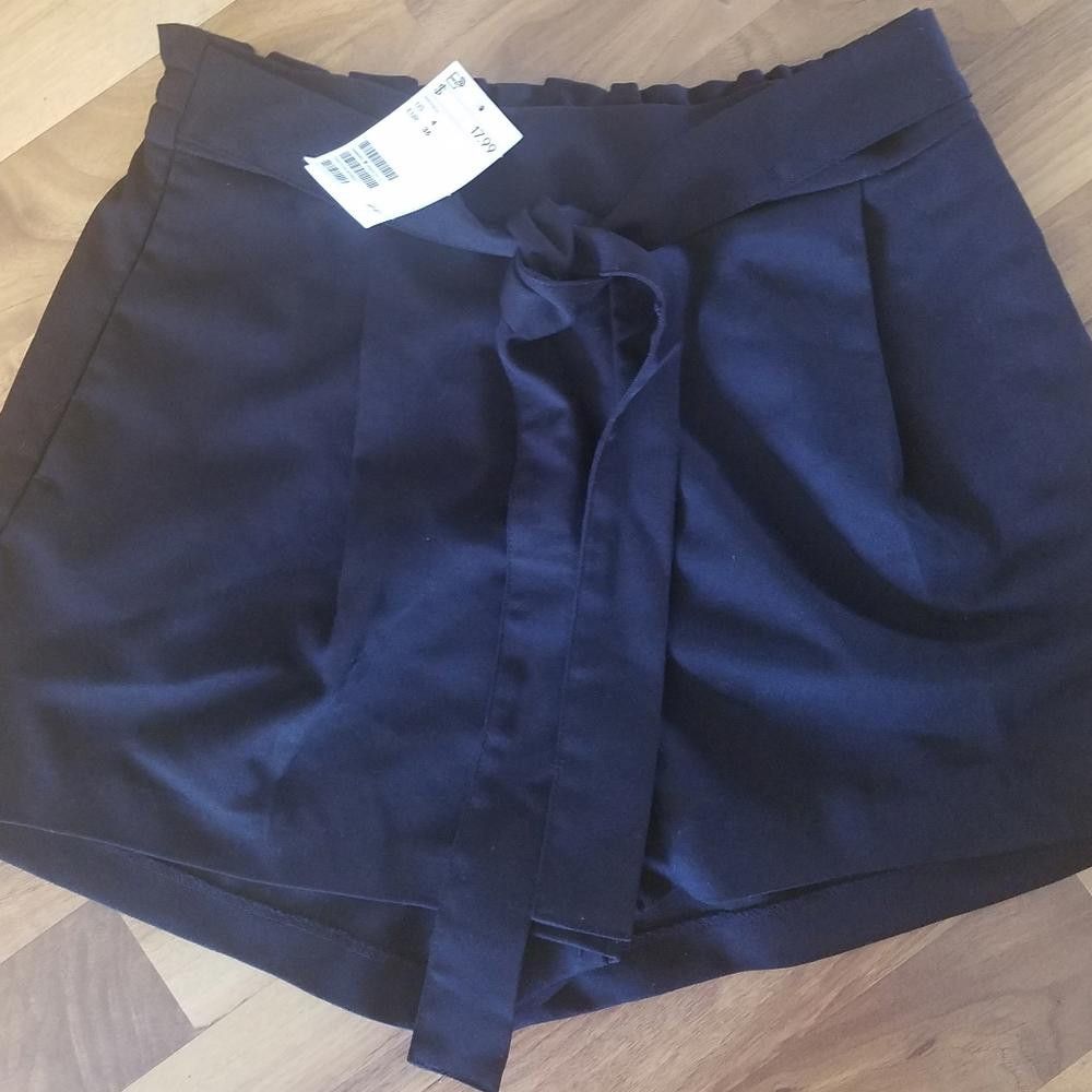 Divided NWT Divided by H&M Black Shorts NWT Size 4 Size 27" / US 4 / IT 40 - 1 Thumbnail