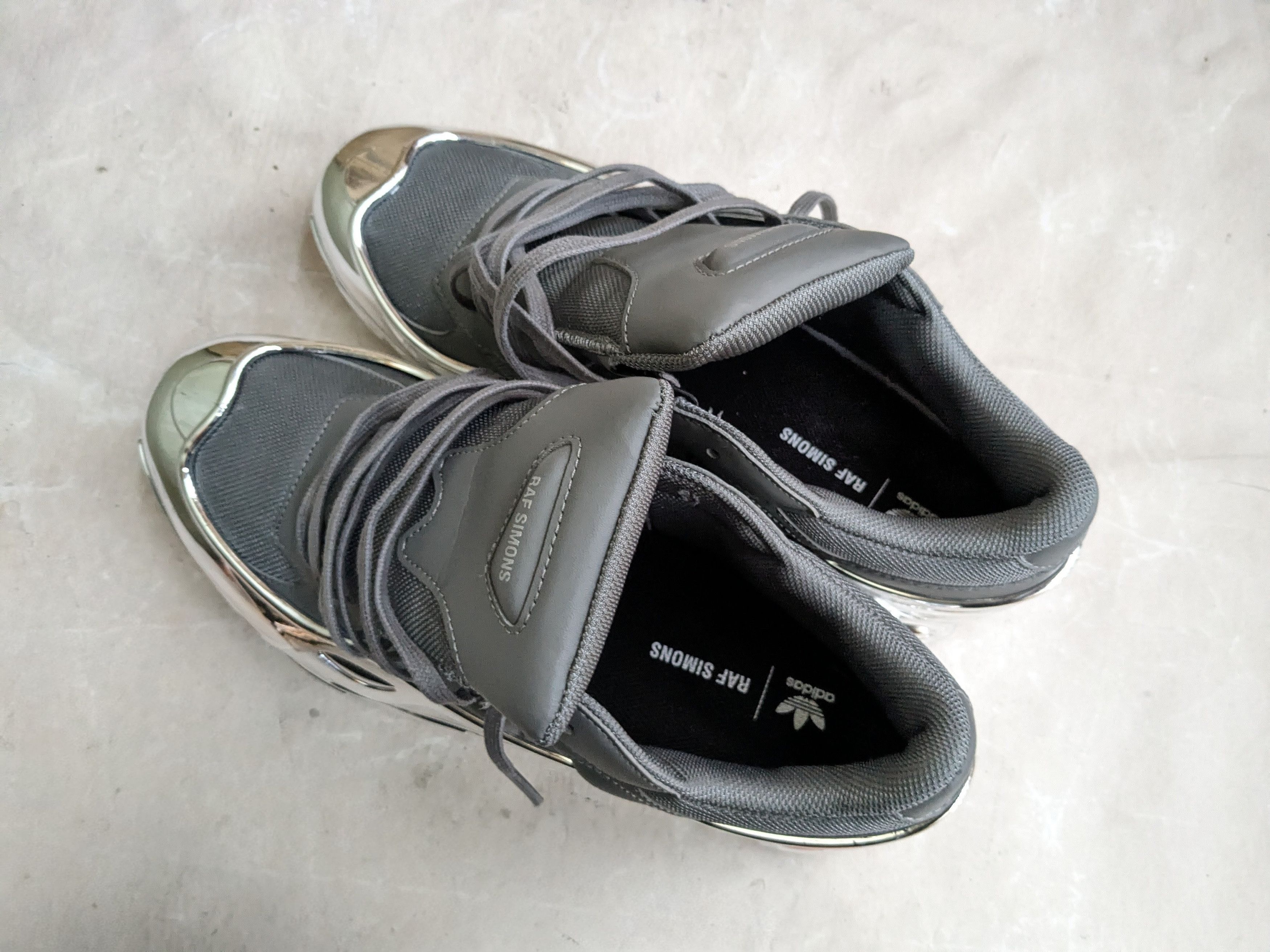 Raf Simons Raf Simons x Adidas Ozweego Metallic Ash Gray 10.5 EE7946 Size US 10.5 / EU 43-44 - 10 Thumbnail