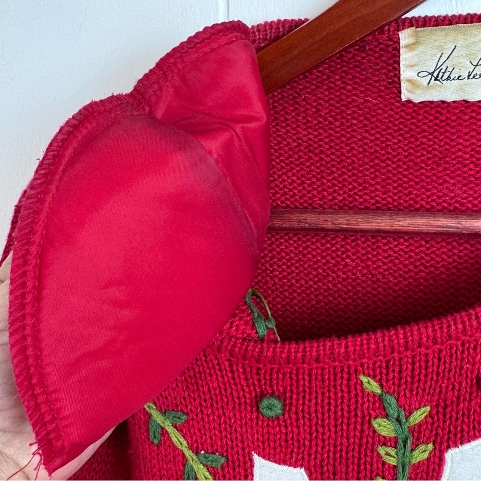Vintage Christmas Red Beaded Appliqué Pullover Sweater Women’s M/L Size M / US 6-8 / IT 42-44 - 13 Thumbnail