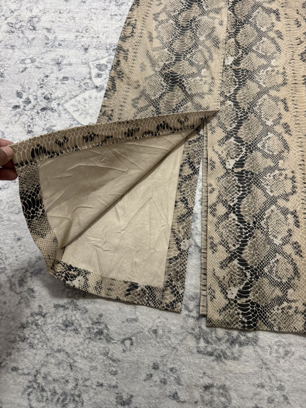 Zara ZARA PYTHON STYLE MIDI SKIRT Size 26" / US 2 / IT 38 - 7 Thumbnail