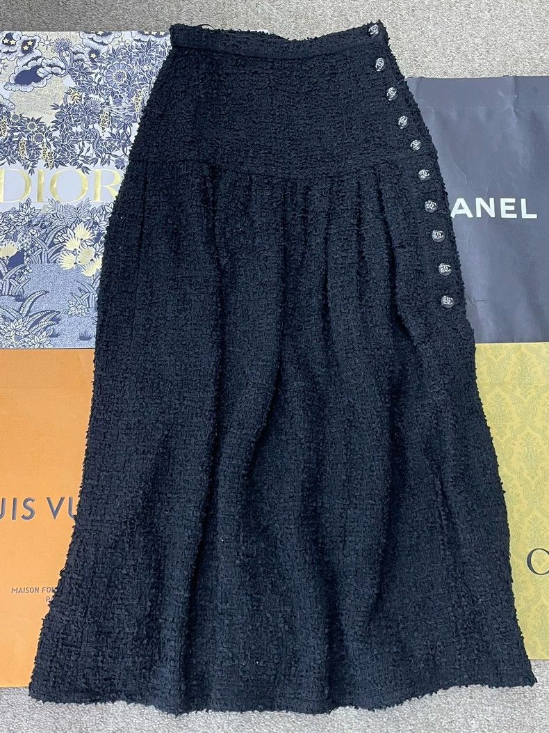 Chanel chanel Black side diamond buckle high slitch skirt Size 25" / US 0 / IT 36 - 1 Thumbnail