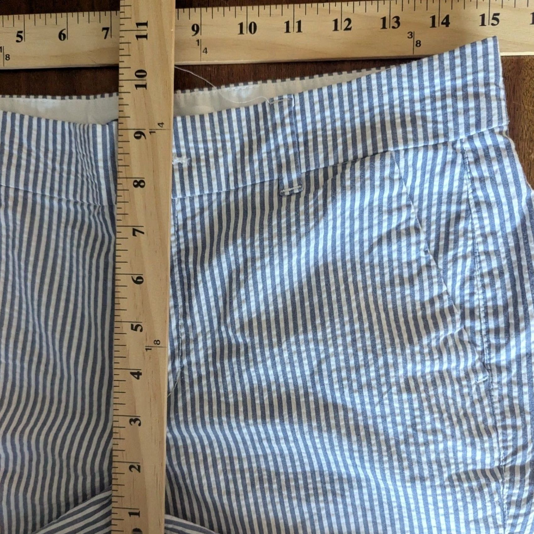 Old Navy VINTAGE? Old Navy Everyday Short Blue White Striped Seersucker Mid-Rise 5" Inseam Size 26" / US 2 / IT 38 - 6 Thumbnail