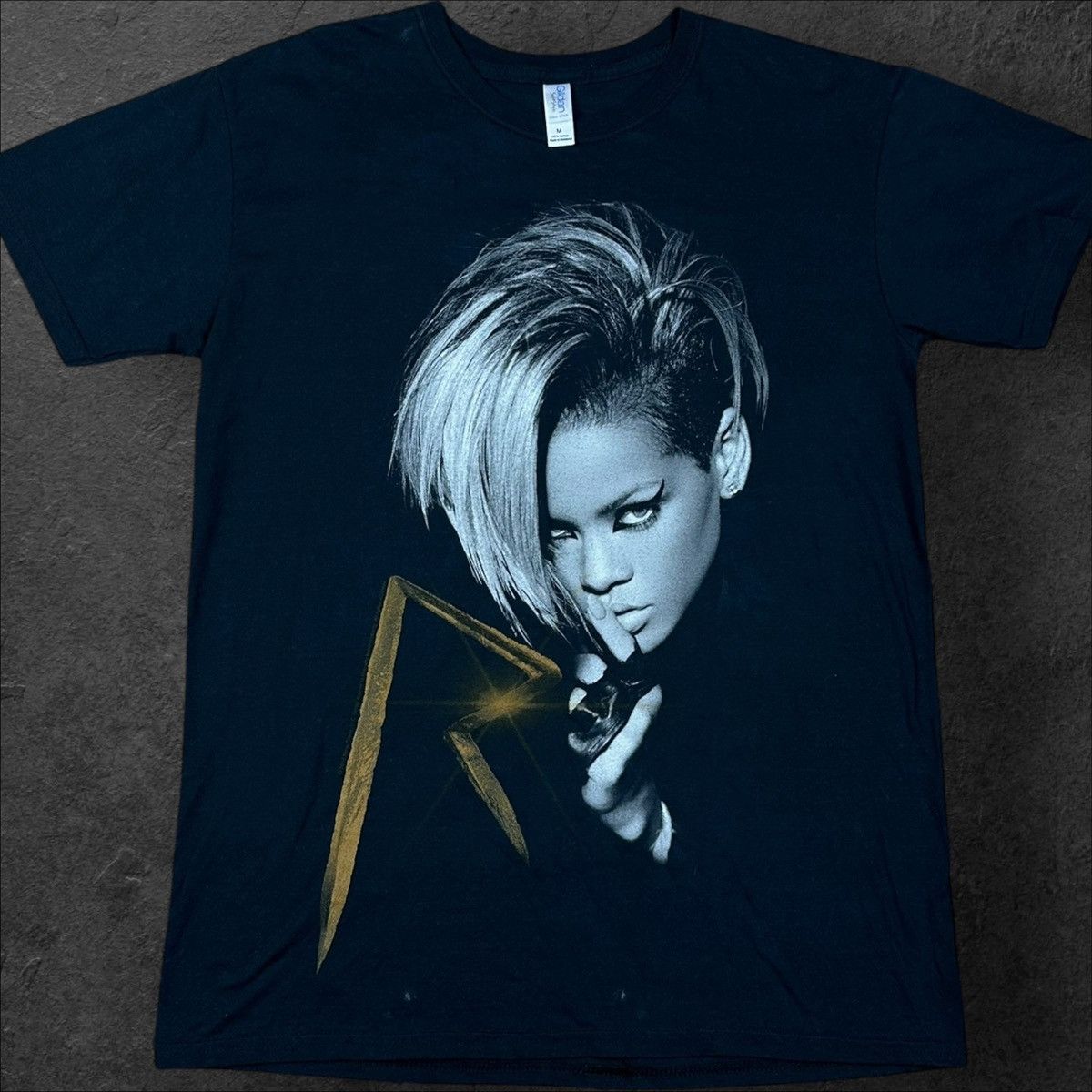 Gildan × Rihanna Vintage Rihanna Last Girl On Earth Tour 2010 T shirt Tee Size US M / EU 48-50 / 2 - 1 Thumbnail