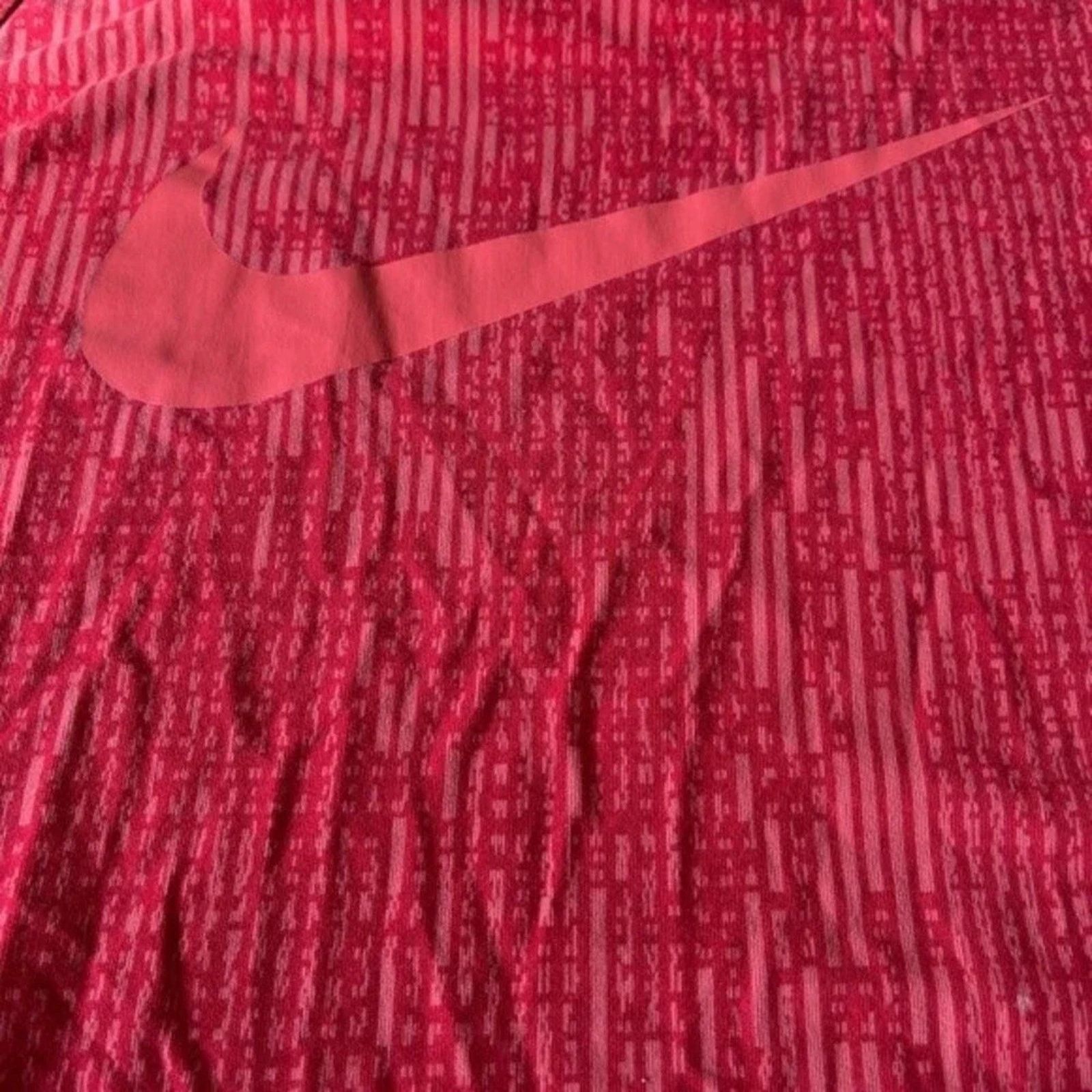 Nike The Nike Tee, size XL. Size US XL / EU 56 / 4 - 3 Thumbnail