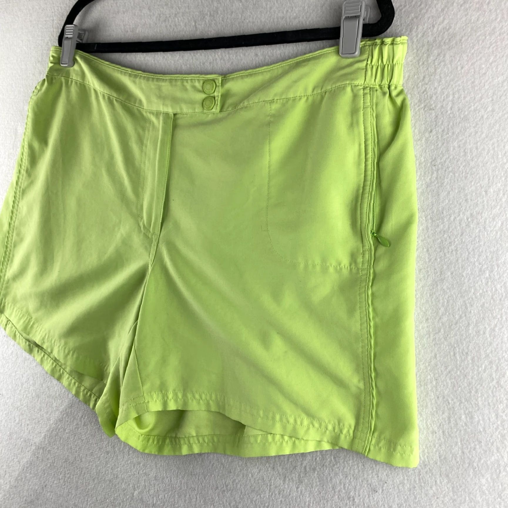 Eddie Bauer Eddie Bauer Shorts Women 18 Green Hiking Zip Pockets Light Weight Flat Front Size 40" / US 18 - 4 Thumbnail