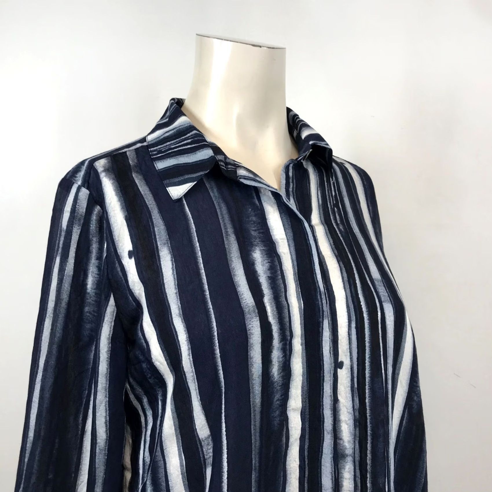 Habitat HABITAT Women's XS NAVY LONG SLEEVE BUTTON UP TOP SHIRT Size XS / US 0-2 / IT 36-38 - 2 Thumbnail