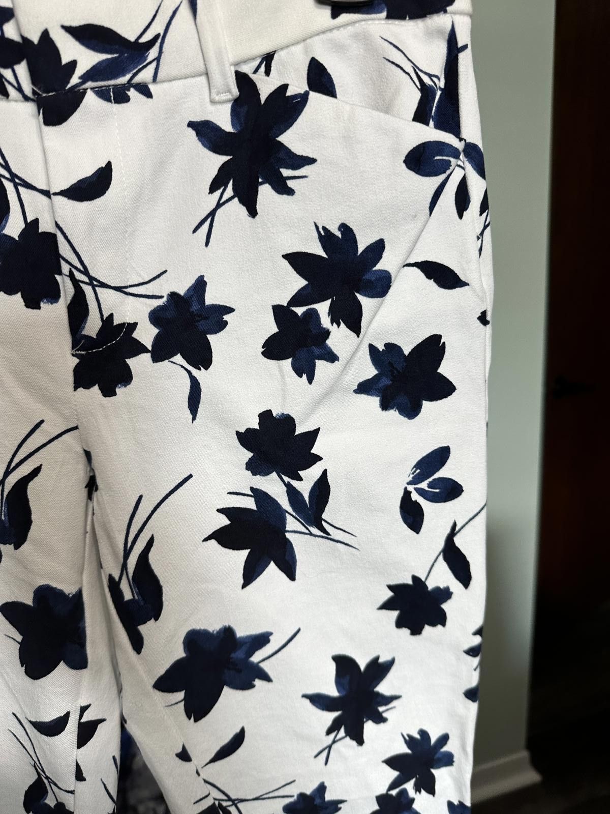 Designer Floral Print Slim Fit Trousers / White w/ Navy Blue Flowers Size 28" / US 6 / IT 42 - 3 Thumbnail