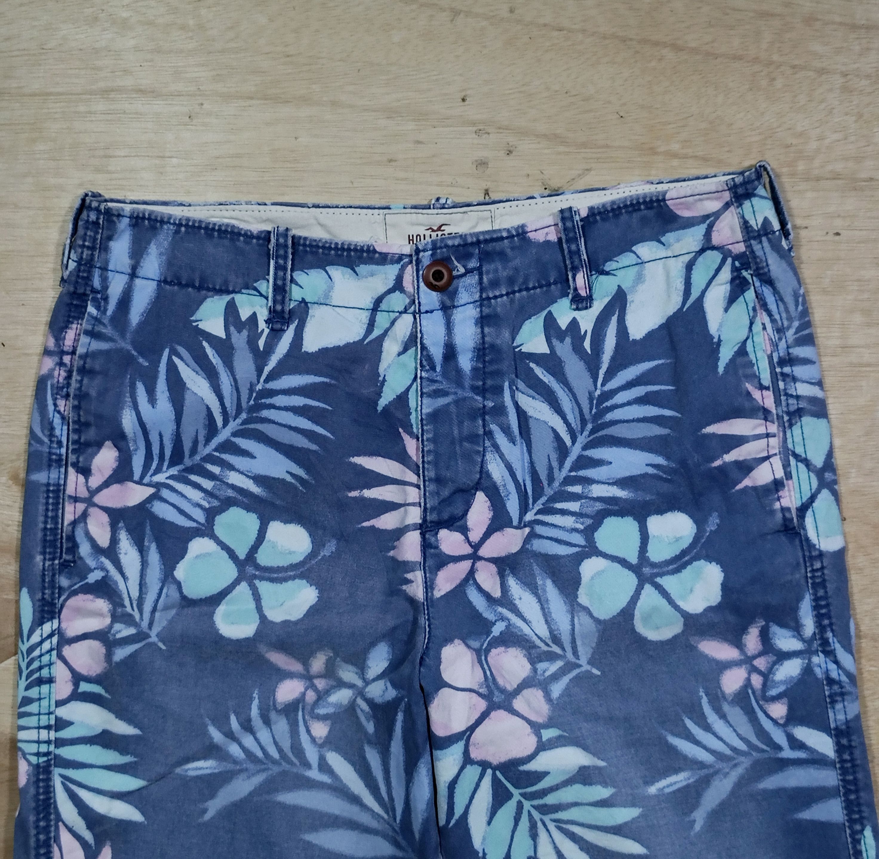 Hollister HOLLISTER Blue Tropical Floral AOP Short Pants Size US 32 / EU 48 - 2 Thumbnail